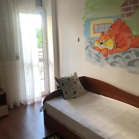 Two Bedroom Suny In Sunny Apartment *